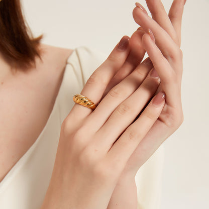 R008 croissant twisted dome statement ring