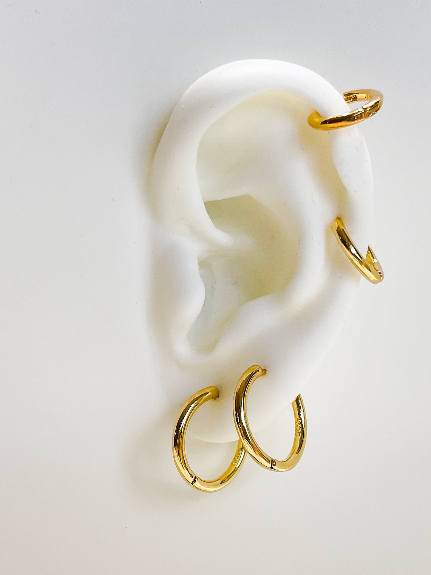 E163 gold huggie hoop earrings for everyday