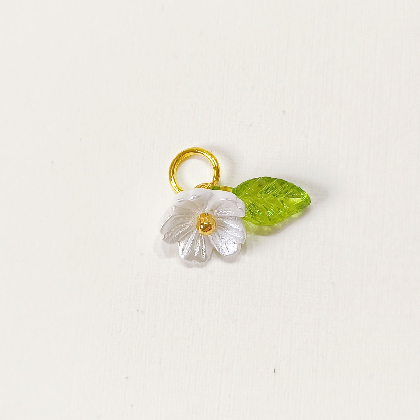 C017 daisy flower with leaf charm