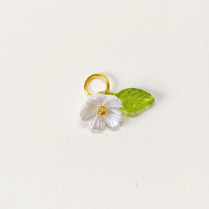 C017 daisy flower with leaf charm