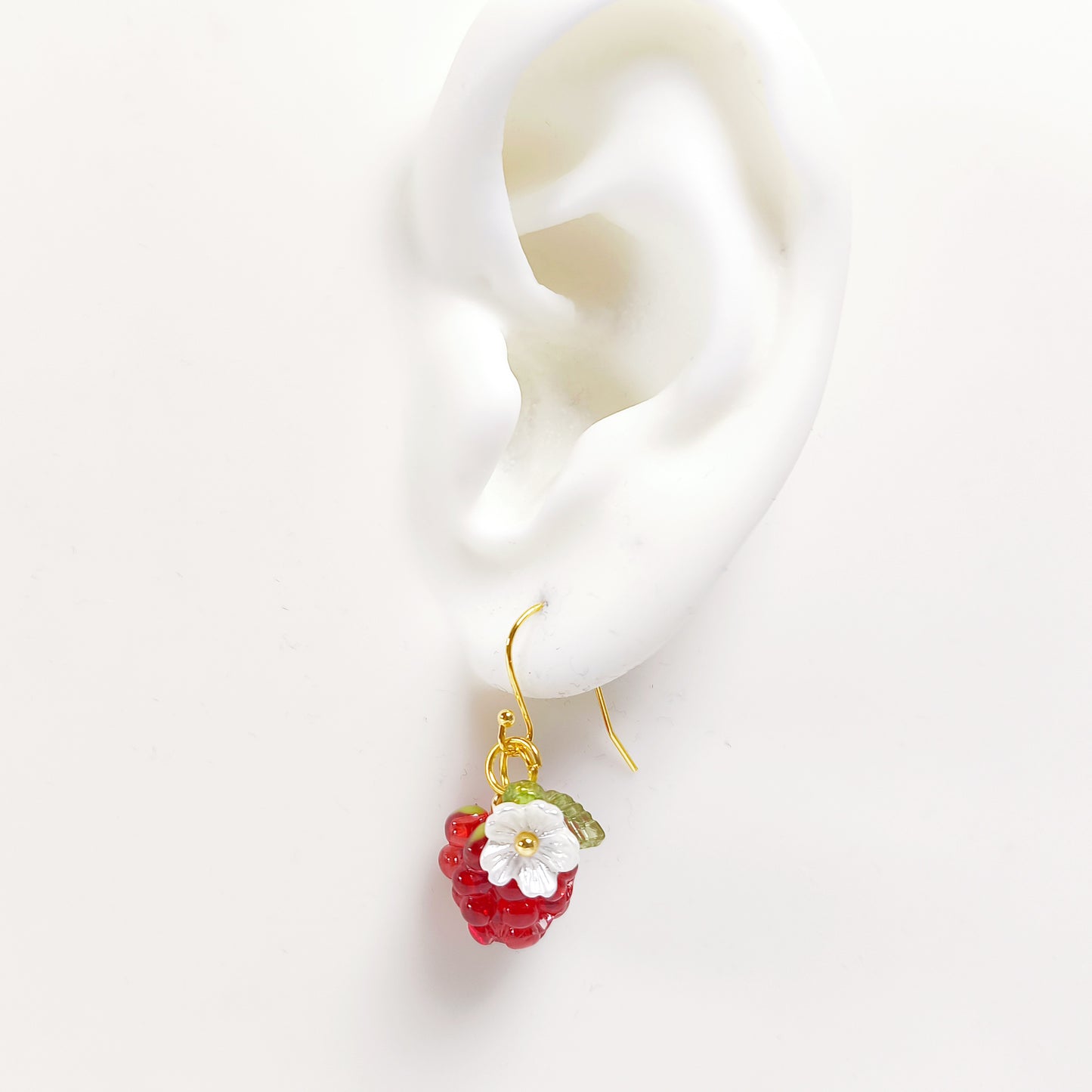 C017 daisy flower with leaf charm