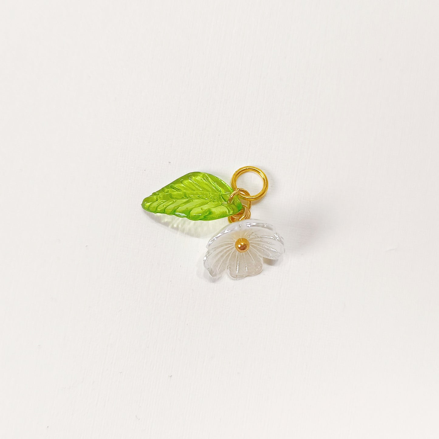 C017 daisy flower with leaf charm