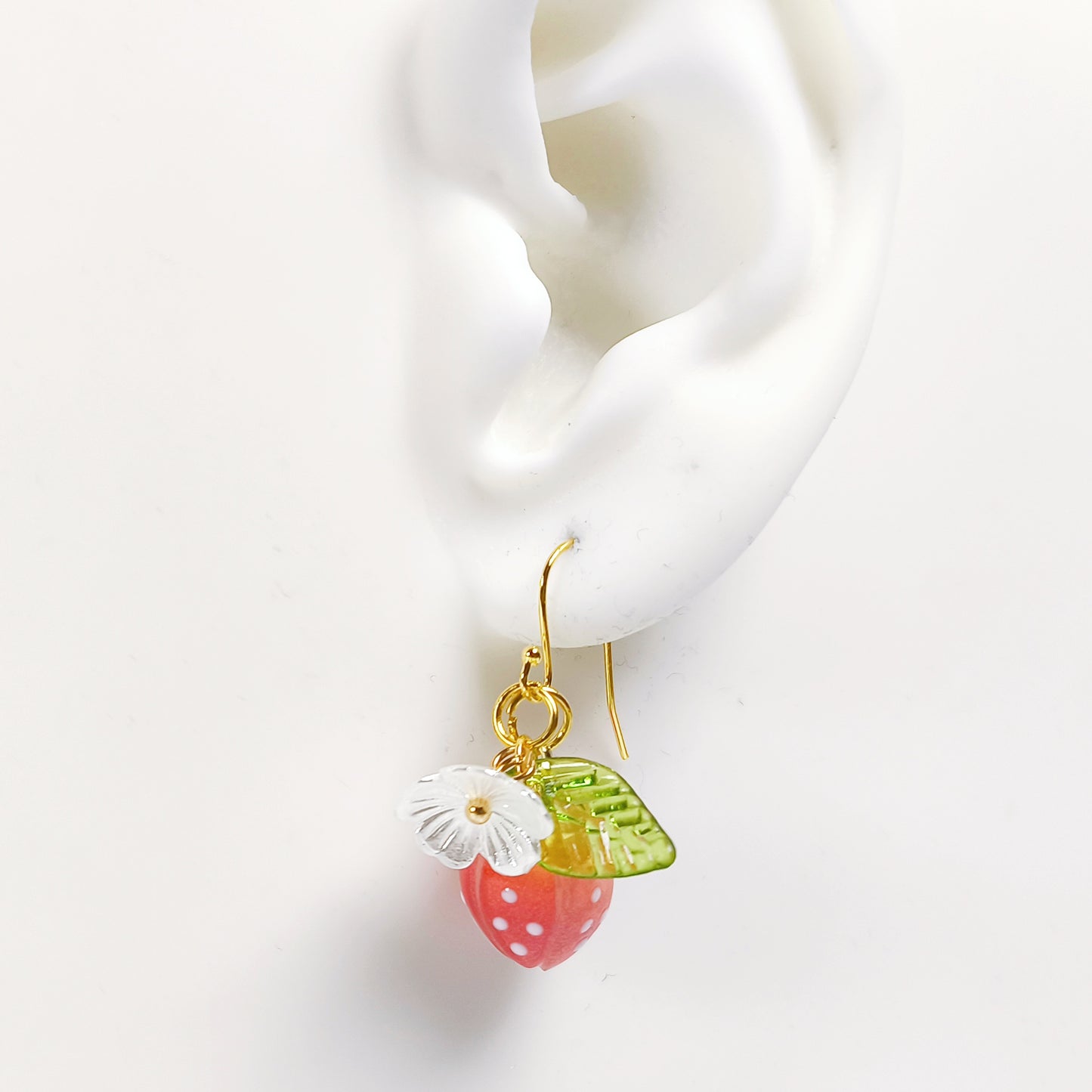 C017 daisy flower with leaf charm