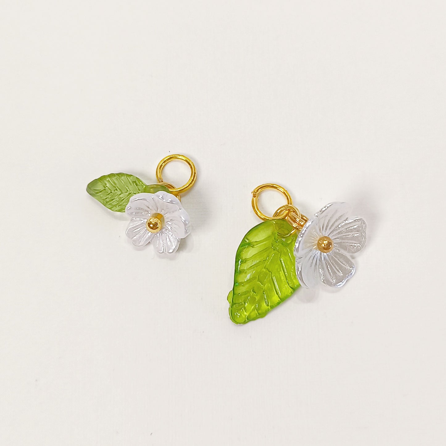 C017 daisy flower with leaf charm