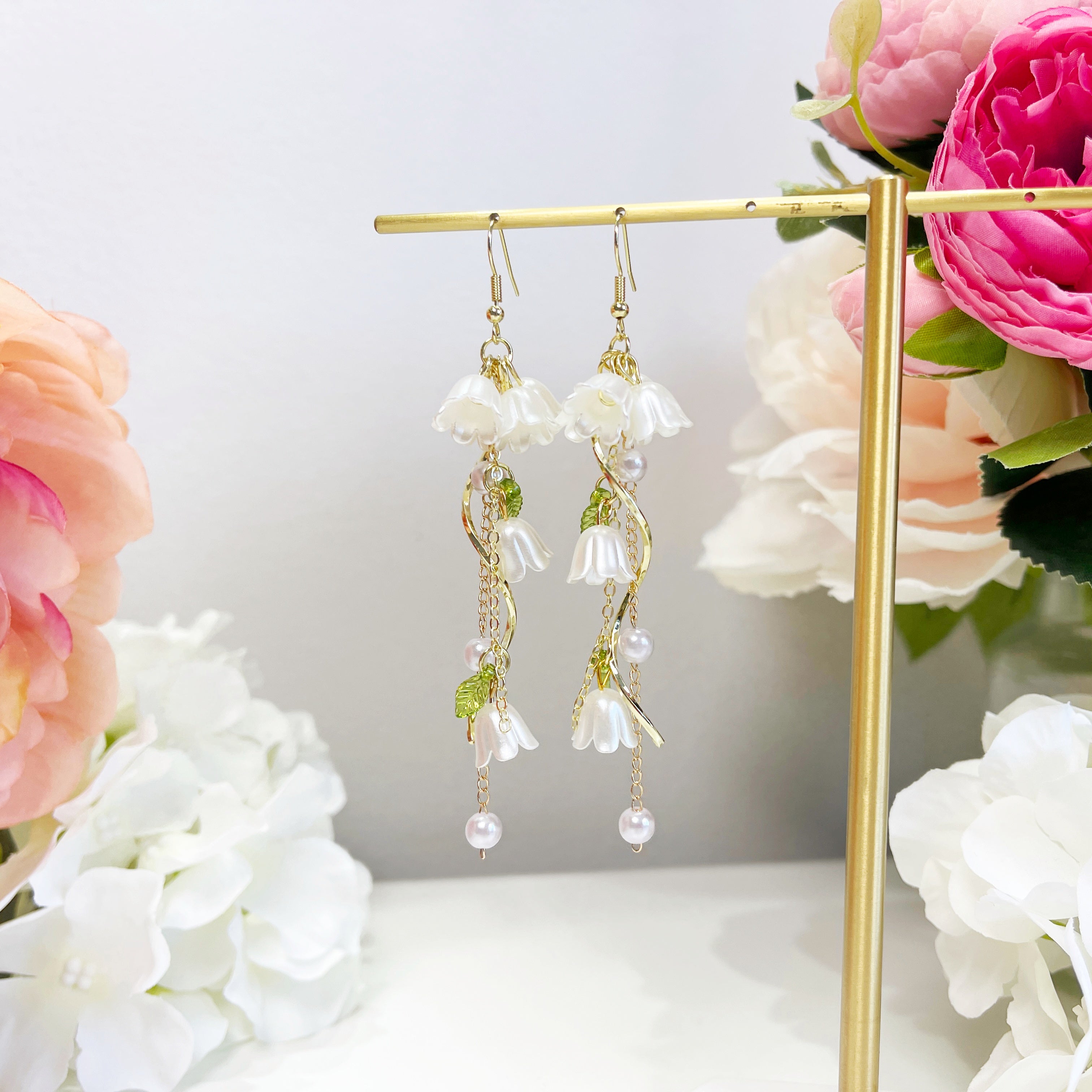 WHITE FLOWER DANGLE store