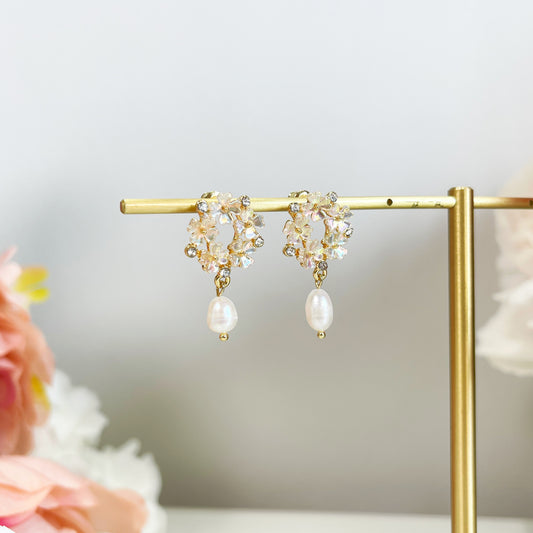 E052 white flower wreath pearl dangle earrings