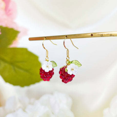 E192 dainty glazed raspberry fruit dangle earrings with daisy flowers