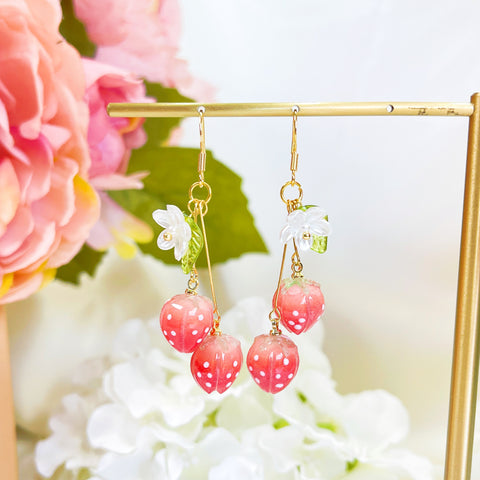E193 shrink plastic strawberry daisy flower dangle earrings