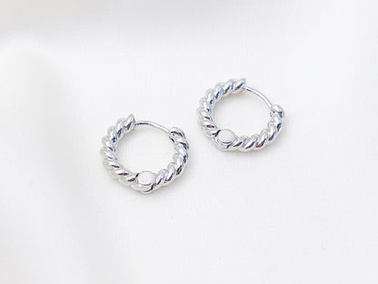 E118 gold twisted huggie hoop earrings