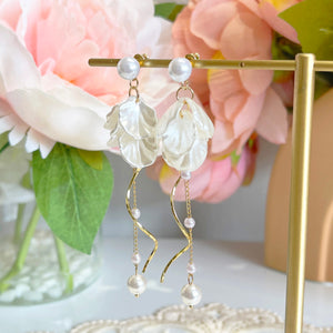 E155 white flower pearl dangle earrings