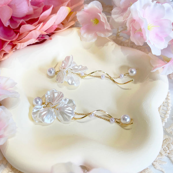E155 white flower pearl dangle earrings
