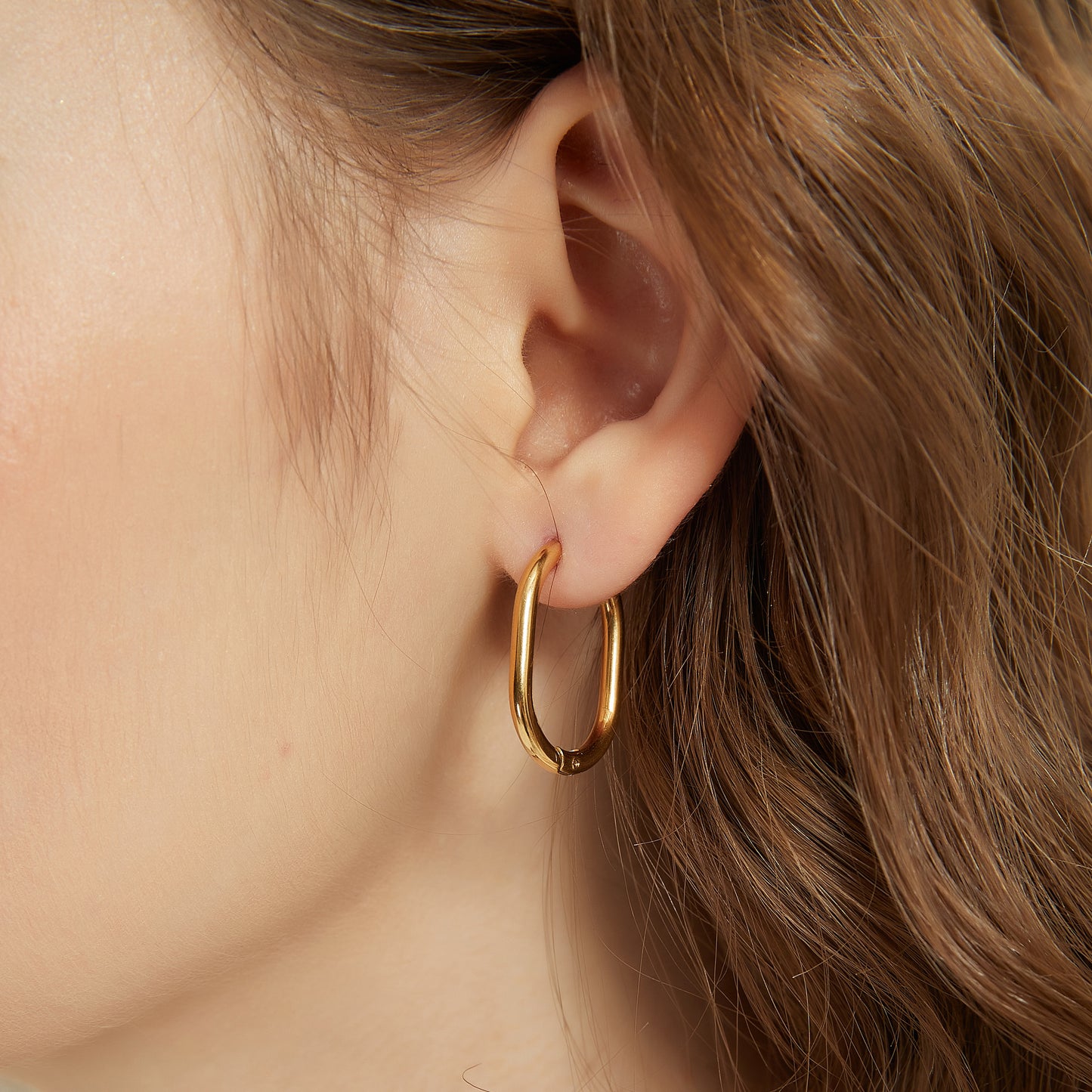 E080 gold oval rectangular hoops