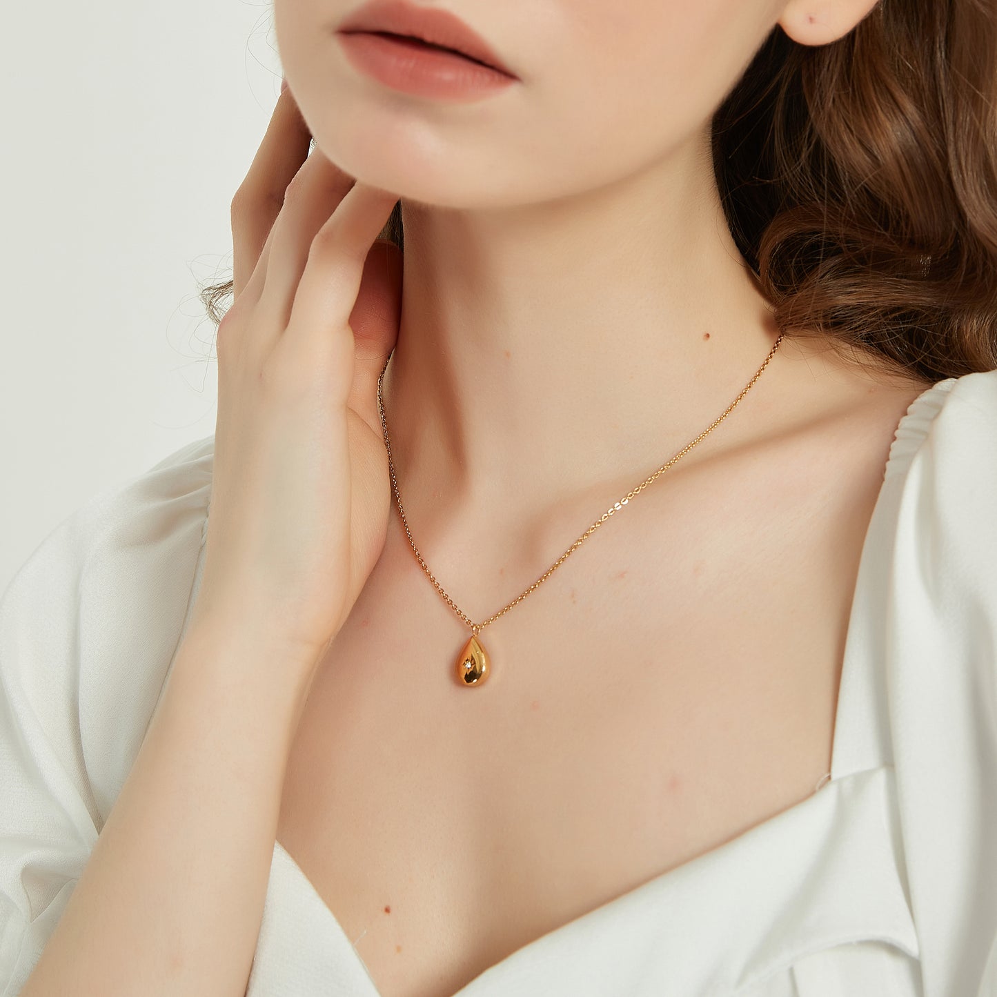 Ceilia gold tear drop pendant necklace