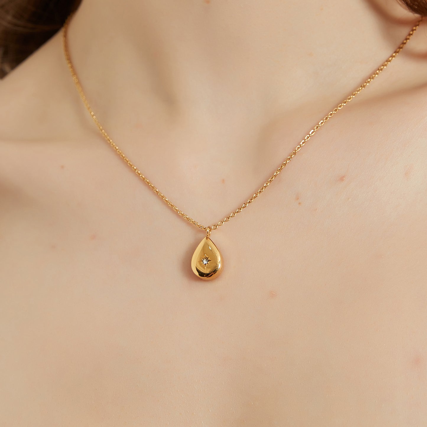 Ceilia gold tear drop pendant necklace